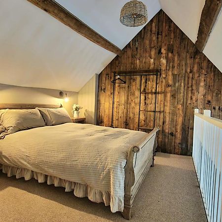The Threshing Barn At Penrhos Court Villa Kington  Værelse billede