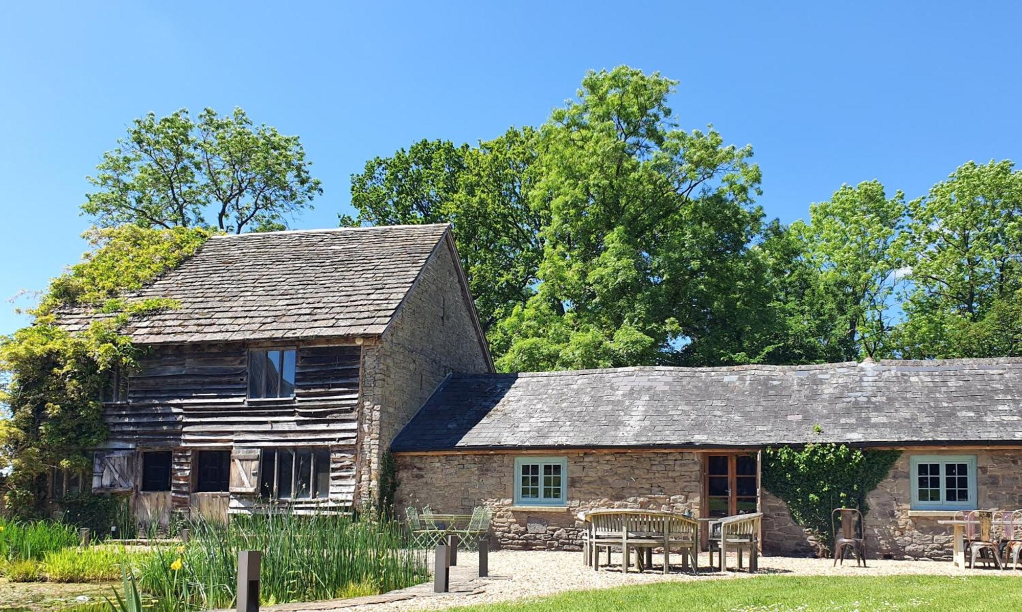 The Threshing Barn At Penrhos Court Villa Kington  Værelse billede